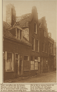 870846 Gezicht op de voorgevels van krotwoningen aan de Waterstraat in Wijk C te Utrecht, met rechts op de achtergrond ...